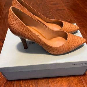 Size 7 nude Antonio Melani heels